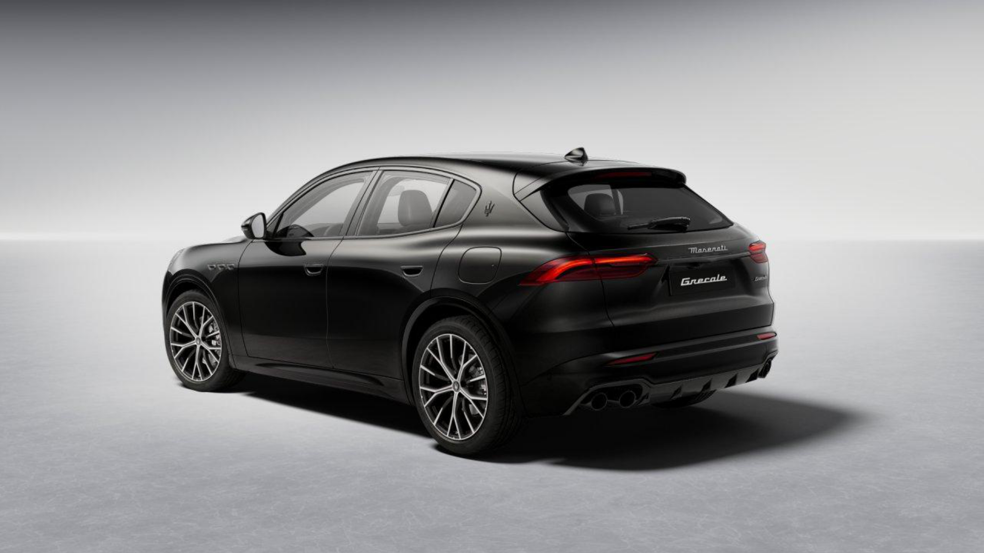 【新聞圖片 3 】以低調中富有層次的「極致黑」為設計主軸，透過專屬暗夜套件與細節配置，將個性風格收斂於內斂而深刻的視覺語彙之中